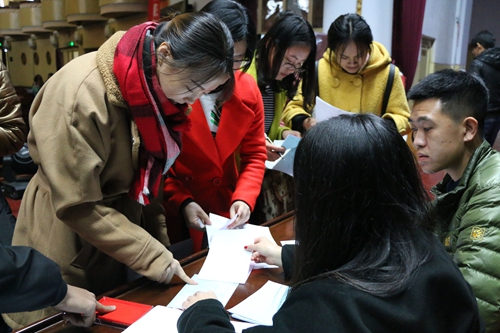 我校同学与贷款承办单位现场签订助学贷款借款合同