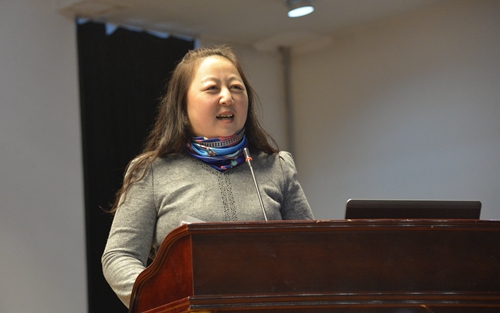 省女性学研究会秘书长马英华作研究会2016年工作总结汇报,并提出2017年工作设想