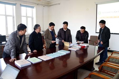 专家组在我校中医药文化研究与传播中心现场考察