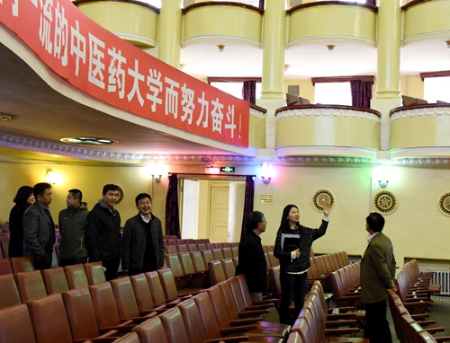 专家组参观主楼礼堂
