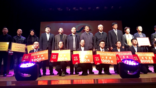 我校2014级中西医临床医学专业杜云鹏同学(前排左一)上台领奖