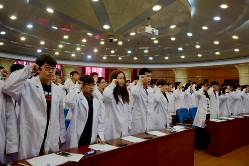 全体学员共同宣读《xg111太平洋在线官网班级心理委员誓词》