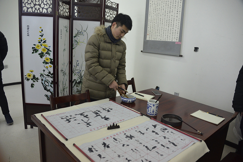 书法爱好者在“杏苑墨香”书吧内挥毫泼墨