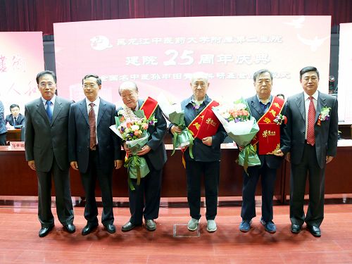 我校党委书记王福学(左二)、校长孙忠人(右一)、中国武警部队后勤部卫生部长梁立武(左一)为于致顺(右三)、孙申田(左三)、高维滨(右二)3位专家颁发“卓越贡献奖”荣誉证书
